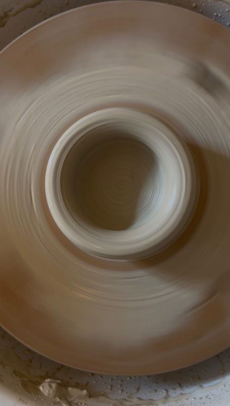 Handwerkliche Schritte beim Töpfern
